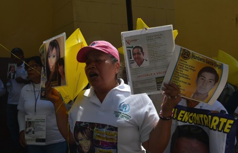 Clausuraron simbólicamente las oficinas de la dependencia con lonas; mientras con pancartas con rostros de los ausentes,  exigieron que dicha comisión presente resultados.
