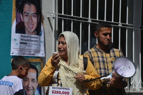 Clausuraron simbólicamente las oficinas de la dependencia con lonas; mientras con pancartas con rostros de los ausentes,  exigieron que dicha comisión presente resultados.

