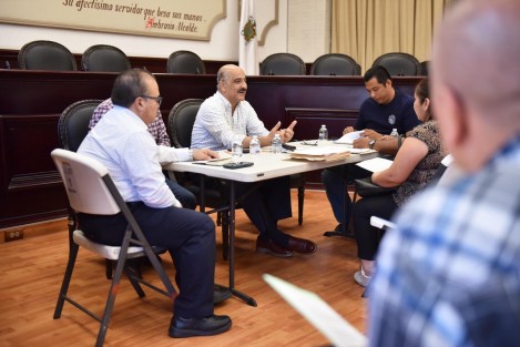 Para analizar el proyecto y las posibles opciones de trazado para un colector pluvial en las calles Pinos 1 y 2, en la colonia Emiliano Zapata, funcionariado encabezado por el presidente municipal Ricardo Ahued Bardahuil recibió a representantes y vecinos de la zona. 
