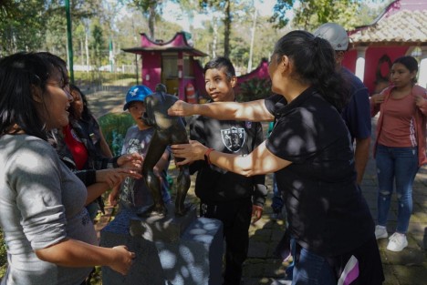 El IVEC reitera la invitación a disfrutar de las actividades inclusivas del Jardín de las Esculturas. Las personas interesadas pueden reservar su lugar y solicitar mayores informes a través de las redes sociales Facebook e Instagram @JardinDeLasEsculturas, o llamando al número de teléfono: 228.813.7753.
