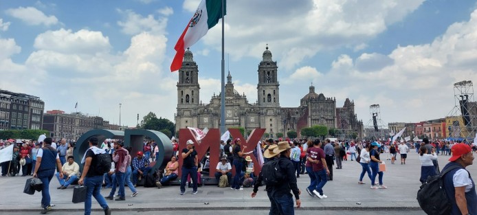 Contingentes de varios estados de la república se congregan desde la noche del viernes en el zócalo de la CDMX para la conmemoración del 85 Aniversario de la Expropiación Petrolera, donde el Presidente de la República dará un mensaje. 