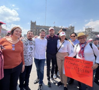 Diputados locales veracruzanos acuden a la concentración en el zócalo de la CDMX este 18 de marzo, de lo cual dan cuenta en redes sociales. 
