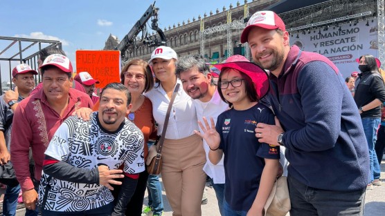 Diputados locales veracruzanos acuden a la concentración en el zócalo de la CDMX este 18 de marzo, de lo cual dan cuenta en redes sociales. 