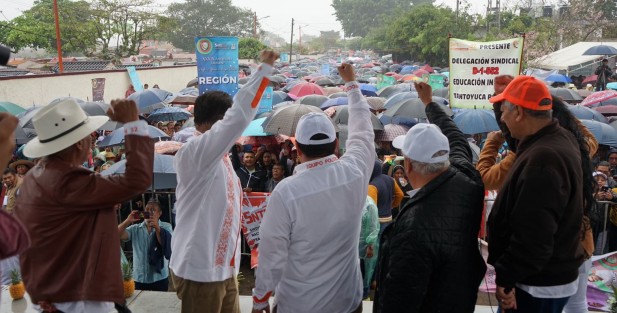 Ni la lluvia, ni el frío impidieron que más de 22 mil trabajadoras y trabajadores de la educación de todo el estado llegaran a Misantla para celebrar una vez más la unidad, para refrendarle a sus líderes el apoyo incondicional para defender los derechos de las y los agremiados a la Sección 32 y el Equipo Político. 