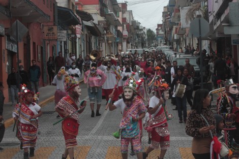 Con motivo de la fiesta patronal de San José, la parroquia dedicada a ese santo ubicada en el centro de Xalapa realizó una procesión con la imagen por calles aledañas al templo, acompañados de una banda y danzantes de Tepetlán, Ver. 