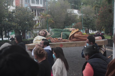 Con motivo de la fiesta patronal de San José, la parroquia dedicada a ese santo ubicada en el centro de Xalapa realizó una procesión con la imagen por calles aledañas al templo, acompañados de una banda y danzantes de Tepetlán, Ver. 