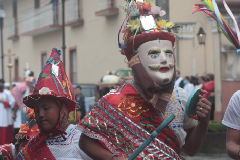 Con motivo de la fiesta patronal de San José, la parroquia dedicada a ese santo ubicada en el centro de Xalapa realizó una procesión con la imagen por calles aledañas al templo, acompañados de una banda y danzantes de Tepetlán, Ver. 