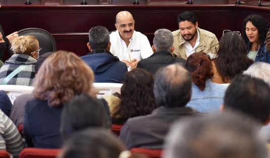 En la Sala de Cabildo, el alcalde de Xalapa expresó que no existen días inhábiles para la atención ciudadana, por lo que decidió dedicar este lunes a escuchar las solicitudes de distintos patronatos que se dieron cita en Palacio Municipal.