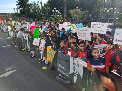 Docentes, padres de familia y alumnos de la escuela primaria Cantonal Benito Juárez, de Coatepec, Ver., se manifestaron frente a Palacio Municipal para protestar por los robos que se han estado cometiendo en el plantel educativo; señalan omisión por parte de las autoridades municipales.