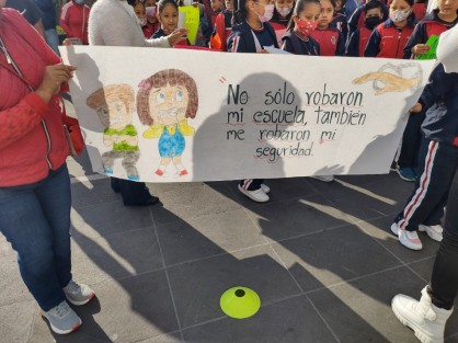 Docentes, padres de familia y alumnos de la escuela primaria Cantonal Benito Juárez, de Coatepec, Ver., se manifestaron frente a Palacio Municipal para protestar por los robos que se han estado cometiendo en el plantel educativo; señalan omisión por parte de las autoridades municipales.