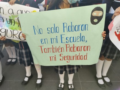 Docentes, padres de familia y alumnos de la escuela primaria Cantonal Benito Juárez, de Coatepec, Ver., se manifestaron frente a Palacio Municipal para protestar por los robos que se han estado cometiendo en el plantel educativo; señalan omisión por parte de las autoridades municipales.