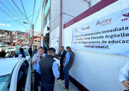 Integrantes de diversas organizaciones sindicales mantienen tomadas  las oficinas de la supervisión escolar ubicada en la calle Sebastián Camacho, de la colonia centro de la capital veracruzana, como medida de presión para exigir la destitución inmediata de la maestra Karla Estrada Argüelles, Jefa del departamento de educación especial estatal. 
