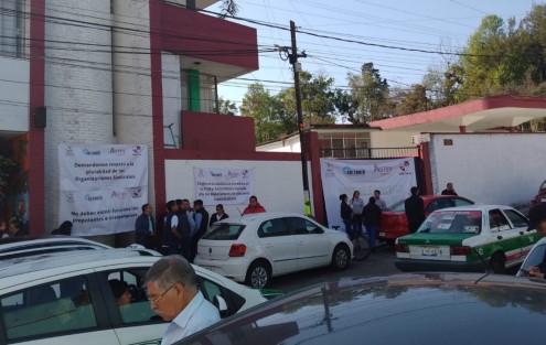 Integrantes de diversas organizaciones sindicales mantienen tomadas  las oficinas de la supervisión escolar ubicada en la calle Sebastián Camacho, de la colonia centro de la capital veracruzana, como medida de presión para exigir la destitución inmediata de la maestra Karla Estrada Argüelles, Jefa del departamento de educación especial estatal. 