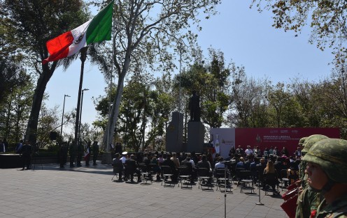 El gobernador Cuitláhuac García Jiménez encabezó la ceremonia del 217 aniversario del natalicio de Benito Juárez García. Presentes las titulares de los Poderes Legislativo y Judicial, miembros de su gabinete, mandos militares y la Fiscal General del estado.
