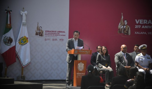 El gobernador Cuitláhuac García Jiménez encabezó la ceremonia del 217 aniversario del natalicio de Benito Juárez García. Presentes las titulares de los Poderes Legislativo y Judicial, miembros de su gabinete, mandos militares y la Fiscal General del estado.
