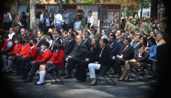 El gobernador Cuitláhuac García Jiménez encabezó la ceremonia del 217 aniversario del natalicio de Benito Juárez García. Presentes las titulares de los Poderes Legislativo y Judicial, miembros de su gabinete, mandos militares y la Fiscal General del estado.

