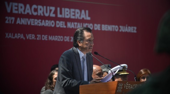 Los conservadores de antaño y de ahora defienden los privilegios de unos pocos; sin embargo, nosotros nos debemos al pueblo y defendemos la nación que es democrática y participativa, de derechos y libertades, pero también de igualdad, manifestó el gobernador Cuitláhuac García Jiménez, en la conmemoración del natalicio de Benito Juárez García.

