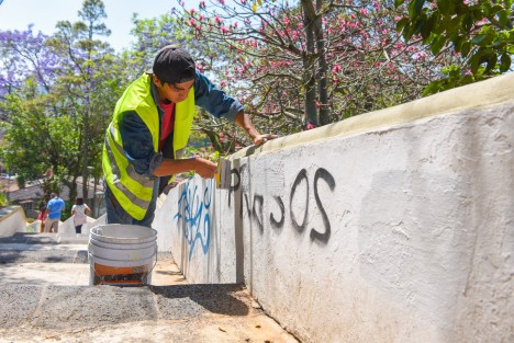  Para mejorar la imagen urbana en el barrio de Xallitic y recuperar un espacio histórico y patrimonio de la ciudad como éste, personal del Ayuntamiento realizó trabajos de aplicación de pintura y eliminación de pintas urbanas en el sitio público.

