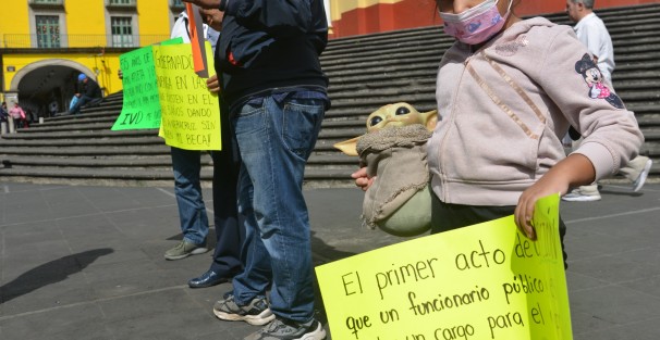 Rubén Arrieta Ortiz, entrenador deportivo, se manifestó en Plaza Lerdo para exponer que el Instituto Veracruzano del Deporte no le ha pagado la beca pese a buenos resultados obtenidos.
