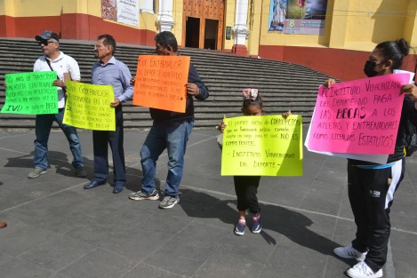 Rubén Arrieta Ortiz, entrenador deportivo, se manifestó en Plaza Lerdo para exponer que el Instituto Veracruzano del Deporte no le ha pagado la beca pese a buenos resultados obtenidos.
