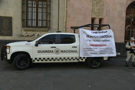 Elementos de la Guardia Nacional se instalaron en el parque Juárez donde invitan a jóvenes a unirse a dicha corporación.
