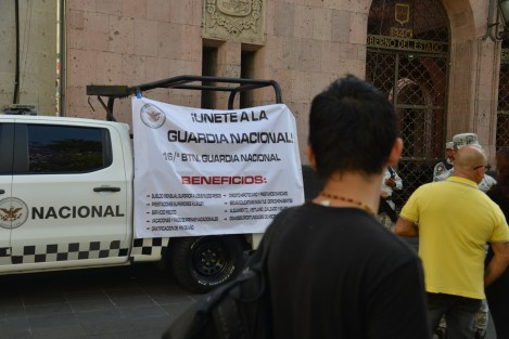 Elementos de la Guardia Nacional se instalaron en el parque Juárez donde invitan a jóvenes a unirse a dicha corporación.
