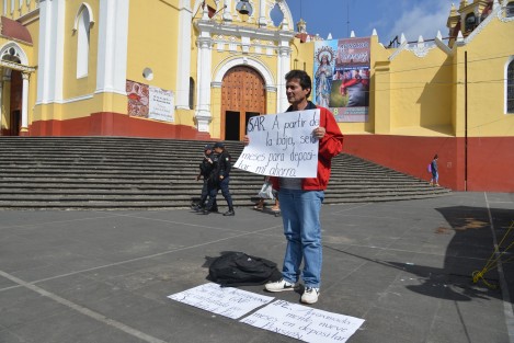 Un solitario manifestante se quejó de que las instituciones tardan casi medio año en depositar su pensión. Otro ejemplo de la importancia de crear un ahorro personal por sí mismo.
