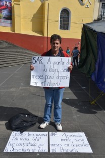 Un solitario manifestante se quejó de que las instituciones tardan casi medio año en depositar su pensión. Otro ejemplo de la importancia de crear un ahorro personal por sí mismo.