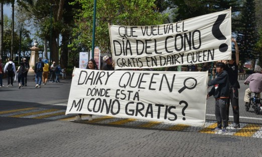 Un grupo de jóvenes simularon una manifestación en pleno centro de la ciudad  para solicitar a una cadena de helados regrese el cono a sus productos.
