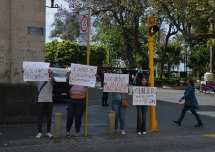 Un grupo de jóvenes simularon una manifestación en pleno centro de la ciudad  para solicitar a una cadena de helados regrese el cono a sus productos.
