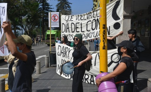 Un grupo de jóvenes simularon una manifestación en pleno centro de la ciudad  para solicitar a una cadena de helados regrese el cono a sus productos.
