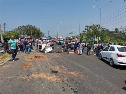  Trabajadores de la constructora que  trabaja la obra del Panteón Forense que construye la FGE, bloquearon la carretera antigua a Minatitlán, a la altura de la entrada a Lomas de Barrillas, en demanda de diversas prestaciones, como salarios y de que se les inscriba en el IMSS. 