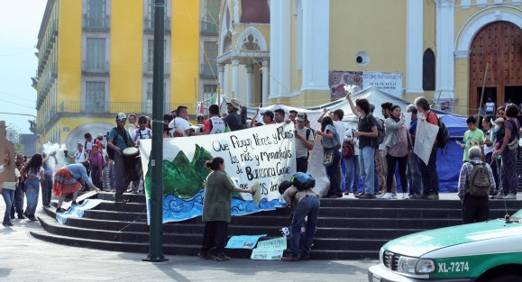 En el Día Mundial del Agua, ambientalistas se manifestaron en  el centro de Xalapa, para exigir a las autoridades mejores y más acciones para proteger los cuerpos de agua. Así mismo invitaron a la población a hacer conciencia sobre el líquido vital para la vida en la tierra.  