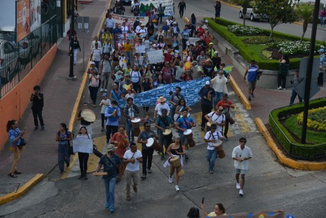 Habitantes de Jalcomulco realizaron marcharon desde Teatro del estado hasta el centro de Xalapa para conmemorar el Día Mundial del Agua y demandar que la CONAGUA analice los niveles de contaminación de los principales ríos en la región. 