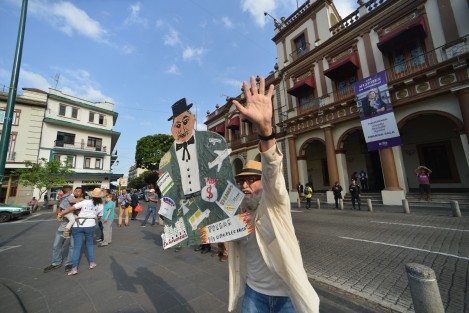Habitantes de Jalcomulco realizaron marcharon desde Teatro del estado hasta el centro de Xalapa para conmemorar el Día Mundial del Agua y demandar que la CONAGUA analice los niveles de contaminación de los principales ríos en la región. 