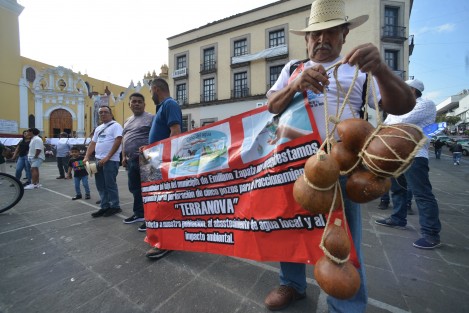 Habitantes de Jalcomulco realizaron marcharon desde Teatro del estado hasta el centro de Xalapa para conmemorar el Día Mundial del Agua y demandar que la CONAGUA analice los niveles de contaminación de los principales ríos en la región. 