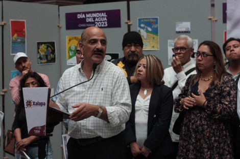En el Palacio Municipal de Xalapa fue inaugurada una variada exposición de arte gráfico para crear conciencia sobre la importancia del cuidado del agua. Participan artistas urbanos, los niños ganadores de los concursos de dibujo infantil convocados por CMAS y los caricaturistas Alberto Morales y Adrián García. 