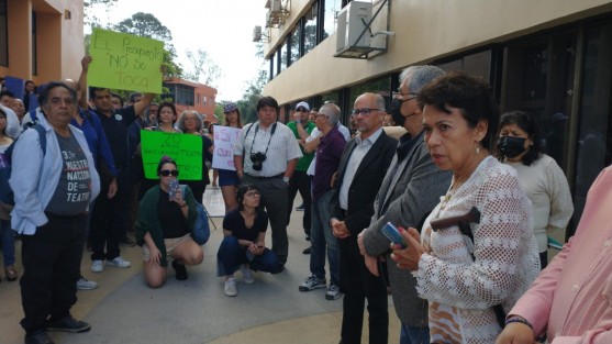  Integrantes de los grupos artísticos de la Universidad Veracruzana se manifestaron en Rectoría para exigir  mejores espacios en donde desarrollar sus actividades. Argumentan que les han reducido presupuesto y que no cuentan con espacios propios  para sus actividades.  