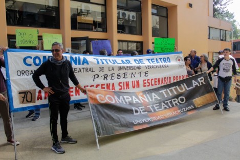  Integrantes de los grupos artísticos de la Universidad Veracruzana se manifestaron en Rectoría para exigir  mejores espacios en donde desarrollar sus actividades. Argumentan que les han reducido presupuesto y que no cuentan con espacios propios  para sus actividades.  