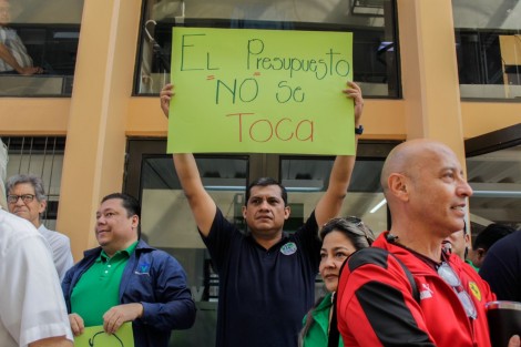  Integrantes de los grupos artísticos de la Universidad Veracruzana se manifestaron en Rectoría para exigir  mejores espacios en donde desarrollar sus actividades. Argumentan que les han reducido presupuesto y que no cuentan con espacios propios  para sus actividades.  