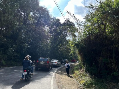 Un enorme caos vial generó el cierre de la carretera Xalapa-Coatepec luego de que sin previo aviso personal de la SIOP se dio a la tarea de repavimentar por la mañana un tramo donde debido a las lluvias deslavó el asfalto que habían colocado hace algunos días.