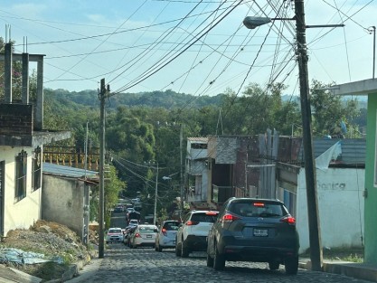 Un enorme caos vial generó el cierre de la carretera Xalapa-Coatepec luego de que sin previo aviso personal de la SIOP se dio a la tarea de repavimentar por la mañana un tramo donde debido a las lluvias deslavó el asfalto que habían colocado hace algunos días.