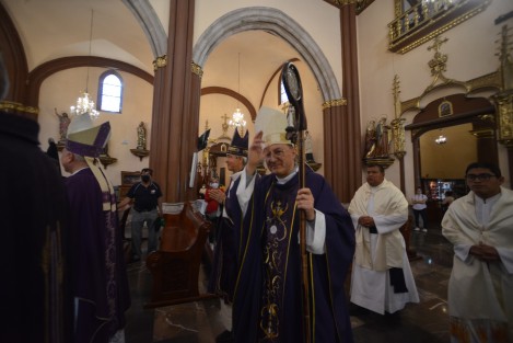 También sostuvo una charla con seminaristas y sacerdotes del Seminario de la Arquidiócesis, en la Catedral. 
