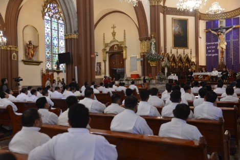 También sostuvo una charla con seminaristas y sacerdotes del Seminario de la Arquidiócesis, en la Catedral. 
