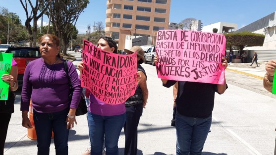 Un grupo de personas se manifestó frente al edificio  de la Fiscalía General del Estado, acusando que dos menores fueron víctimas de abuso sexual.  Por momentos bloquearon la  avenida, provocando caos vial.