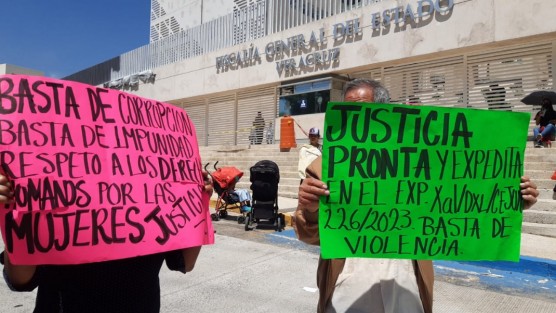 Un grupo de personas se manifestó frente al edificio  de la Fiscalía General del Estado, acusando que dos menores fueron víctimas de abuso sexual.  Por momentos bloquearon la  avenida, provocando caos vial.