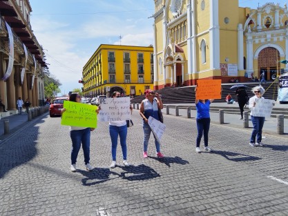 Docentes se manifestaron en apoyo a un jubilado a quien el IPE no le ha depositado su pensión. En protesta cierran la calle Enríquez de manera intermitente. Tome sus previsiones.

