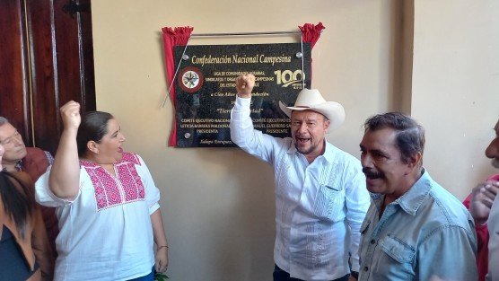 En corto frente  a su edificio en el barrio de San José, celebraron el 100 Aniversario de la Liga de Comunidades Agrarias en Veracruz.  Presentes entre anteriores y presentes líderes, el dirigente estatal del PRI, Marlon Ramírez, y el diputado federal José Yunes Zorrilla.  