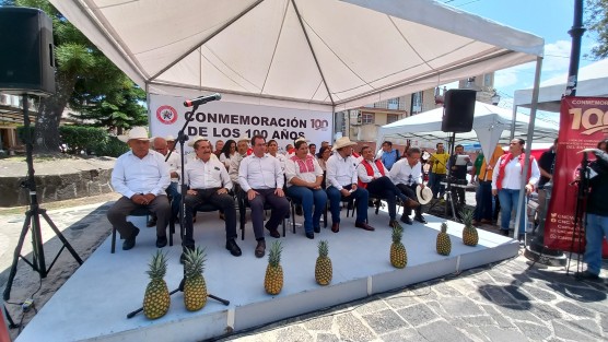 En corto frente  a su edificio en el barrio de San José, celebraron el 100 Aniversario de la Liga de Comunidades Agrarias en Veracruz.  Presentes entre anteriores y presentes líderes, el dirigente estatal del PRI, Marlon Ramírez, y el diputado federal José Yunes Zorrilla.  