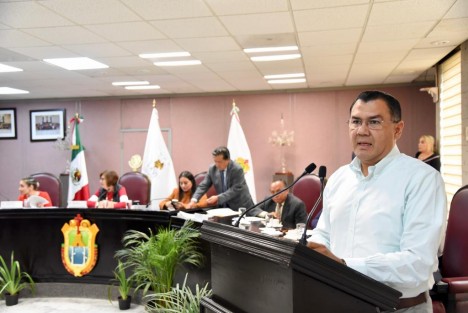 Con miras a garantizar igualdad de oportunidades a estudiantes de nivel superior, el diputado Othón Hernández Candanedo presentó un Anteproyecto de Punto de Acuerdo para que este Congreso realice un exhorto a las juntas y consejos directivos de instituciones educativas, así como a autoridades de planteles de educación tecnológica del estado, para que elaboren un análisis respecto a las cuotas establecidas en el Código de Derechos para el Estado de Veracruz.